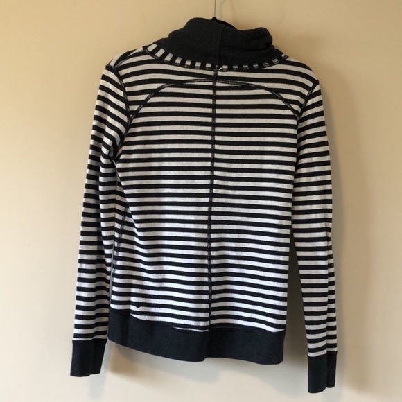 Lululemon In A Cinch Long Sleeve Tee Reversible - Picture 4 of 11